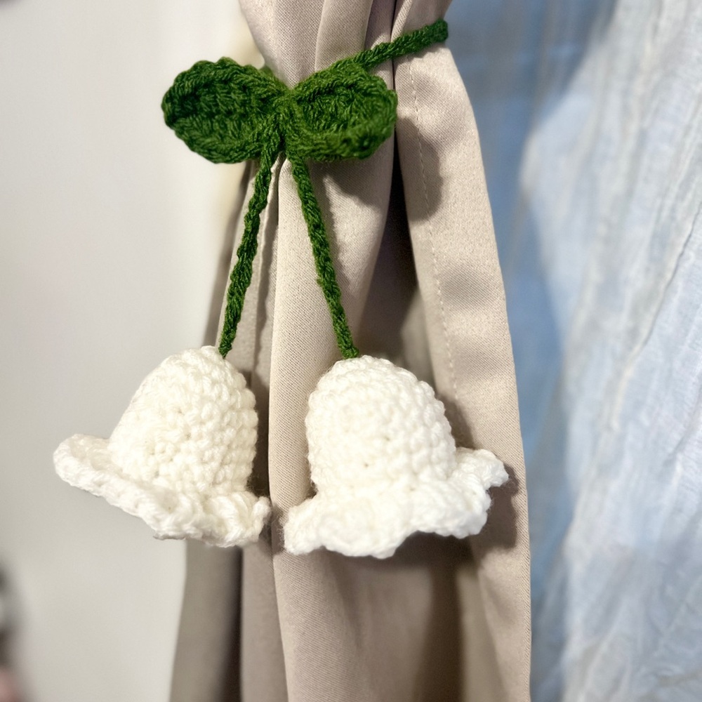 NEW✨Handmade Crochet White Lily of the Valley Curtain Tieback Green Leaf Cord(2)